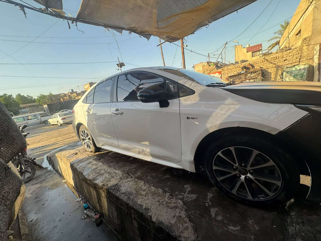 كورلا هايبرد 2024 ليفين
سيارة خليجية تجميع الصين
المواصفات مذكورة 
السيارة نظيفه بس بيها كم شخط 
ودعامية بلادية مضروبة
السعر خاص
الممشى/48000 وقابل للزيادة
الرقم/***********

نص مكتوب في الصور:
- TOYOTA | LEVIN HYBRID مواصفات ومميزات السيارة المواصفات الأساسية الموديل Toyota Levin Hybrid النظام هايبرد HEV غير قابلة للشحن الخارجي المحرك 1.8 لتر بنزين + محرك كهربائي القوة الإجمالية حوالي 137 حصان / 101 kW القير E-CVT الدفع أمامي FWD المقاعد 5 الطول 4640 مم تقريباً العرض 1780 مم الارتفاع 1435 مم قاعدة العجلات 2700 مم سعة الخزان حوالي 43 لتر استهلاك الوقود تقريباً 4.3-4.1 لتر 100 كم WLTC حسب الفئة البنزين عادي (92 أوكتان) البطارية بطارية هايبرد، وليست Plug-in نوع السيارة سيدان 4 أبواب، 5 ركاب جنوط سبورت 17 إنش (تقريباً) مصابيح خلفية LED مصابيح أمامية LED شعار LEVIN و Hybrid فتحة سقف مفتاح ذكي (Keyless) (Keyless) Enige الميزات الموجودة في سيارتك تشغيل/دخول بدون مفتاح مع Keyless شاشة وسطية كبيرة Apple CarPlay / ربط هاتف مثبت سرعة متكيف Adaptive Cruise المحافظة على المسار / مساعد المسار فرملة طوارئ أو نظام نظام تفادي الاصطدام رادار أمامي ومرايا Toyota Safety Sense نظام هايبرد أصلي جنوط سبورت كبيرة (17 إنش تقريباً) زجاج مظلل مصابيح خلفية LED الميزات غير الموجودة (حسب ما ذكرت) x شحن لاسلكي للموبايل مقاعد كهربائية تسخين المقاعد كاميرا 360 سيدان 4 أبواب، 5 ركاب مقاعد جلد / تجهيزات فاخرة فاخرة إضافية بعض التجهيزات الأعلى الخاصة بالفئات Full Option المقود والعدادات الشاشة الوسطية (Apple CarPlay) تشغيل بدون مفتاح مثبت سرعة متكيف + مساعد المسار مراقبة النقطة العمياء (BSM) تنبيه حركة خلفية (RCTA) TOYOTA اقتصادية في الوقود .. آمنة في القيادة .. بتقنية هايبرد