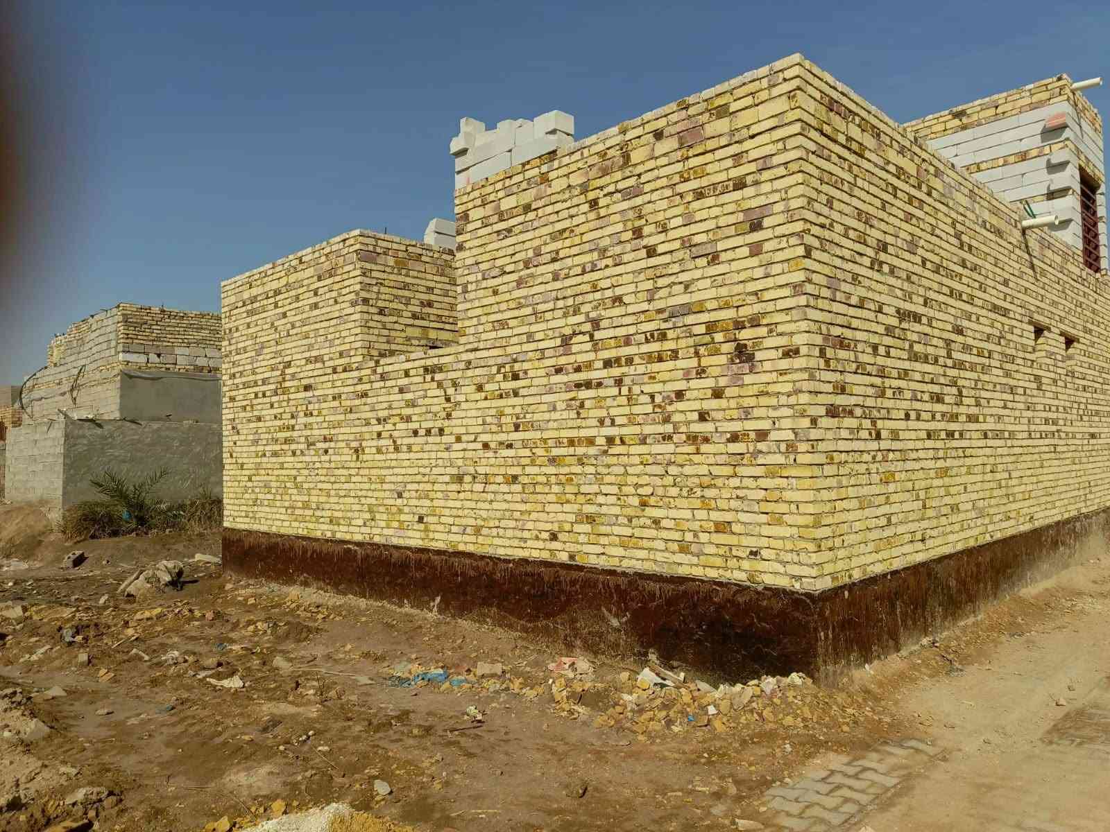 بيت 200 متر ركن في حي الامين شارع المصطفى بعده مكامل سعره 55 وبيه مجال 
الاساس صب كونكريت البناء كله طابوق 
يتكون من غرفتين وصاله ومطبخ وصحيات داخليه وخارجيه سطح شتايكر الصاله الثانيه والاستقبال فقط اساس تأسيس كهرباء وماء ومجاري كامله
***********
