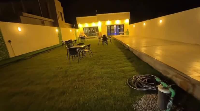 🌿🏡 تدورون على مكان يغيّر نفسيتكم ويخلي يومكم غير؟ 😍✨
إذا مليتوا من الروتين، من الزحمة، ومن قعدة البيت، وعندكم جمعة أهل أو أصدقاء وتريدون مكان هادئ ومرتب تقضون بيه يوم كامل من الونسة والراحة… مزرعتنا هي المكان المناسب إلكم 🌴🤍

هنا تگدرون تعيشون أجواء بعيدة عن ضوضاء المدينة، تستمتعون بالهدوء والطبيعة، تسوون جمعتكم الحلوة، تشوون وتطبخون، تشربون چاي وگهوة، وتخلون يومكم مليان ضحك وذكريات حلوة ☕🔥🥩

المكان مناسب للعوائل 👨‍👩‍👧‍👦، للأصدقاء والربعات 🧑‍🤝‍🧑، ولأي شخص يريد يطلع من جو الشغل والدراسة والضغط اليومي ويأخذله يوم راحة وراحة بال 🌿😌

✨ تريدون تسوون عزيمة؟
✨ عندكم مناسبة أو عيد ميلاد؟
✨ تريدون جمعة أصدقاء؟
✨ تريدون مكان للعائلة بعيد عن الزحمة؟
✨ لو بس تريدون يوم هادي وونسة حلوة؟

كلها تگدرون تسووها بالمزرعة وبأجواء مريحة وخصوصية حلوة 👌❤️

🌴 تخيل يومك من الصبح… توصلون للمزرعة، ترتاحون، تقعدون بين الأجواء الهادية، الأطفال يلعبون، الشباب يسوون الشوي، الأهل يسولفون ويضحكون، وبالليل تكمل الونسة واللمة بأجواء أجمل 🔥🌙

مو بس مكان للإيجار… المكان للذكريات الحلوة ❤️. 
📍 الموقع: [المدائن منطقه التويثه ]
📞 للحجز والاستفسار: [***********]
💰 الأسعار: [حسب اليوم والشفت]
⏰ الحجز حسب الأوقات والأيام المتوفرة

❤️ مزرعتنا تنتظركم حتى تعيشون يوم كله وناسة، راحة، ضحك وذكريات حلوة.

لمّوا أحبابكم… والباقي علينا 🌴🔥

📲 للحجز راسلونا خاص أو اتصلوا على الرقم، ونرتبلكم كل التفاصيل.
