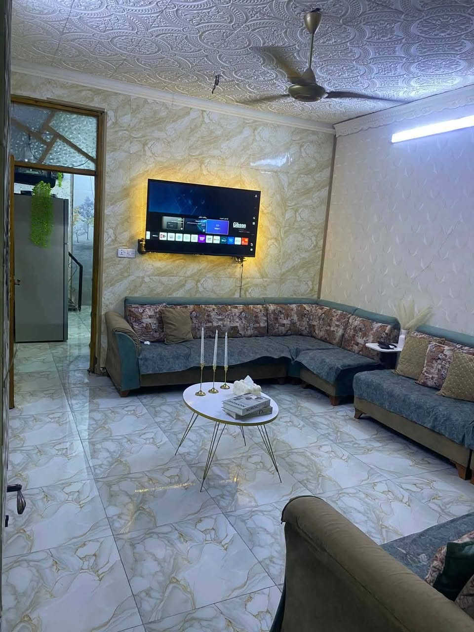 السلام عليكم بيت مساحته 45 الشعب قرب حسينيه المصطفى مقابيلها ثالث بيت عن شارع العام واجهه 4امتار وربع ونزال 11 مسلح طابقين يتكون من كراج وستقبال وحولي هوه مطبخ وحمام وطابق ثاني منور وغرفة نوم وحولي وحمام وطابق الثالث بيتونه وسطح بناء حلو ونضيف سعره 115 مليون ***********
