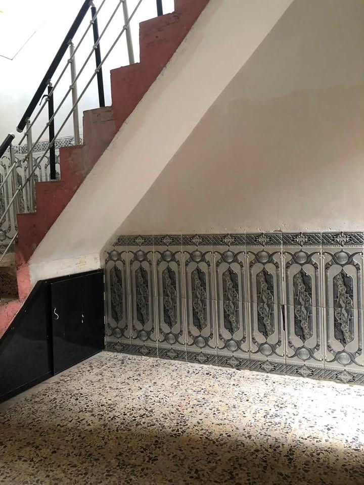 بيت للايجار  بسعر ٢٠٠ 🔐
المساحه 100متر طابو زراعي سند 25مشمول بالتطويب 

أساس وسقف صب كونكريت بنيان بلوك كاشي سيراميك جاهز ماعايز شي ، نضيف البيت وبي سبلت وكيزر وسخان وجهاز

يحتوي على غرفه وصاله واستقبال ومطبخ وصحيات داخليه وخارجيه وطارمه ومكشوفه 

العنوان شارع المطار القديم قرب مدرسه الجنائن يبعد عن شارع العام 70 متر 

للاستفسار اتصال أو واتس اب 

***********
