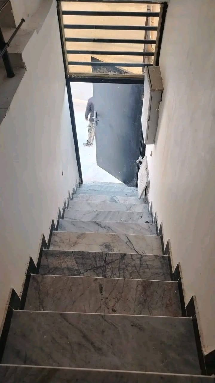 🏢 بناية استثمارية مميزة للبيع في الناصرية 🏢
📌 الموقع: الناصرية - حي الموحية - مباشرة على الشارع الرئيسي (قرب دار المسنين).
📐 المساحة: 200 متر مربع.
📏 الأبعاد: الواجهة 10 متر | النزال 20 متر.
📄 نوع السند: طابو صرف.
​✨ تفاصيل وتقسيم البناية:
البناية مصممة ومقسمة بشكل استثماري ممتاز وعزل تام، حيث تحتوي على:
​🔹 مشتملات عدد (2)
​🔹 شقق سكنية عدد (2)
​⚙️ التجهيزات والخدمات:
​جميع الوحدات (الشقق والمشتملات) معزولة تماماً ومستقلة بخدماتها.
​مجهزة بالكامل بـ: (سخانات مياه + ماطورات بوستر لضخ المياه + تانكيات + مغاسل).
​💰 العائد الاستثماري (الوارد الشهري):
​البناية مؤجرة حالياً بالكامل، مما يضمن لك دخلاً فورياً.
​الوارد الشهري الحالي: 1,750,000 دينار عراقي (مليون وسبعمائة وخمسون ألف).
​📞 للاستفسار والتواصل:
للمزيد من المعلومات أو لتنسيق موعد للمعاينة، يرجى الاتصال على الرقم التالي:
📱
مكتب ابو نجوان العقار  ***********
