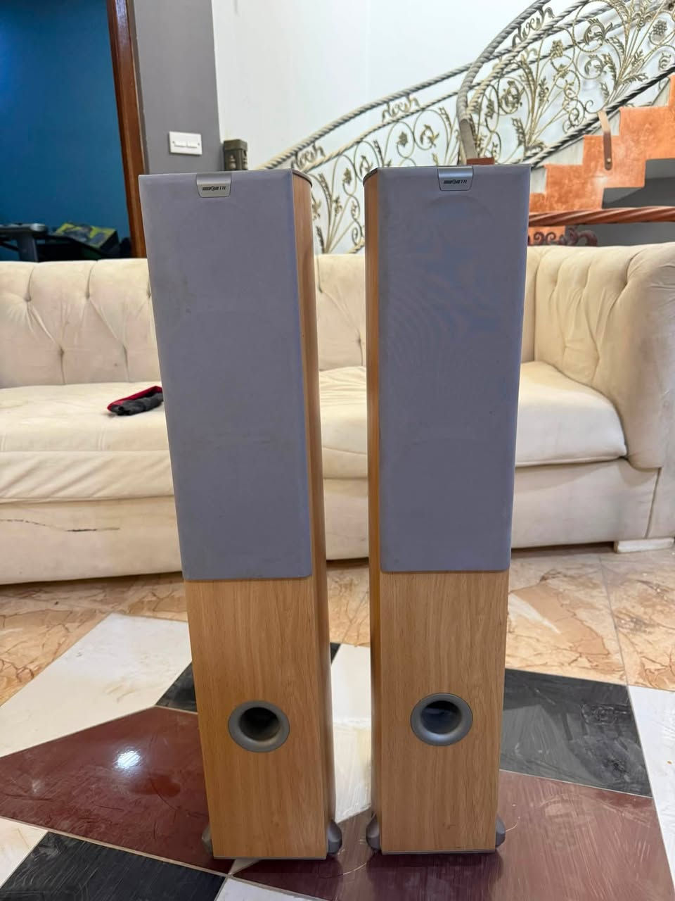 زوج سبيكرات عموديه الارتفاع 90 سم بحاله جيده جداً ماركة ((راديو نت )) اعتقد صناعة المانيا تفاصيل القدره والصوت موضحه في الليبل .. درجة النظافه عاليه جداً بدون تصليح او خدش او عطل ... صوت راقي جداً ... السعر 250 الف .. ***********
