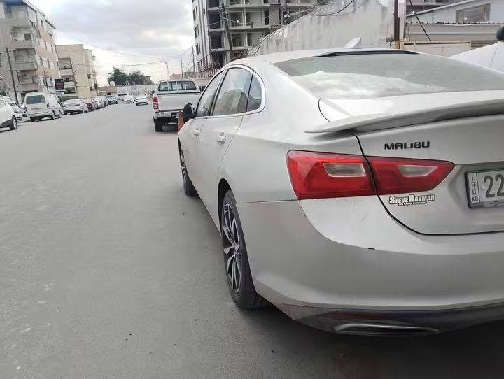 مراوس
ماليبو موديل 2020 فئه RS
رقم اربيل

1. الأداء والمحرك

• نوع المحرك: 4 أسطوانات، سعة 1.5 لتر مع شاحن توربيني (Turbo).

• القوة الحصانية: حوالي 160-163 حصان.

• عزم الدوران: 250 نيوتن متر.

• ناقل الحركة: أوتوماتيكي بنظام CVT (لتحقيق أفضل سلاسة واستهلاك وقود).

• نظام الدفع: دفع أمامي (FWD).

• سعة خزان الوقود: حوالي 60 لتر.

2. المواصفات الخارجية (طابع RS الرياضي)

تتميز فئة RS بلمسات تجعلها أكثر هجومية من الفئات العادية:

• الشبك الأمامي: شبك أسود رياضي مع إطار من الكروم.

• الشعارات: شعار شيفروليه (الفيونكة) باللون الأسود حصرياً لهذه الفئة.

• العجلات (الجنوط): جنوط ألمنيوم مقاس 18 إنش بتصميم رياضي.

• الجناح الخلفي: جناح (Spoiler) مدمج على غطاء الصندوق الخلفي.

• العادم: مخرج عادم مزدوج بفتحات من الكروم.

3. المقصورة والترفيه

• الشاشة: شاشة تعمل باللمس مقاس 8 إنش تدعم نظام Chevrolet Infotainment 3.

• التوصيل: دعم كامل لنظامي Apple CarPlay و Android Auto.

• المقاعد: تعديل كهربائي لمقعد السائق (8 اتجاهات).

• المقود: مغطى بالجلد مع أزرار تحكم في الصوت ومثبت السرعة.

• التشغيل: نظام الدخول الذكي وتشغيل السيارة بلمسة زر (Keyless Start/Open).

4. أنظمة الأمان والسلامة

• الوسائد الهوائية: نظام متكامل يضم 10 وسائد هوائية (أمامية، جانبية، وللركبة).

• الكاميرا: كاميرا رؤية خلفية عالية الدقة.

• الأنظمة الإلكترونية:

• نظام StabiliTrak للتحكم الإلكتروني في الثبات.

• نظام مراقبة ضغط الإطارات.

• فرامل مانعة للانغلاق (ABS) وتوزيع إلكتروني للفرامل (EBD).

 حادثها مبين ضمن الصور رقم اربيل و موقعها حاليا بغداد و للاستفسار الاتصال على الرقم / ‭***********‬
