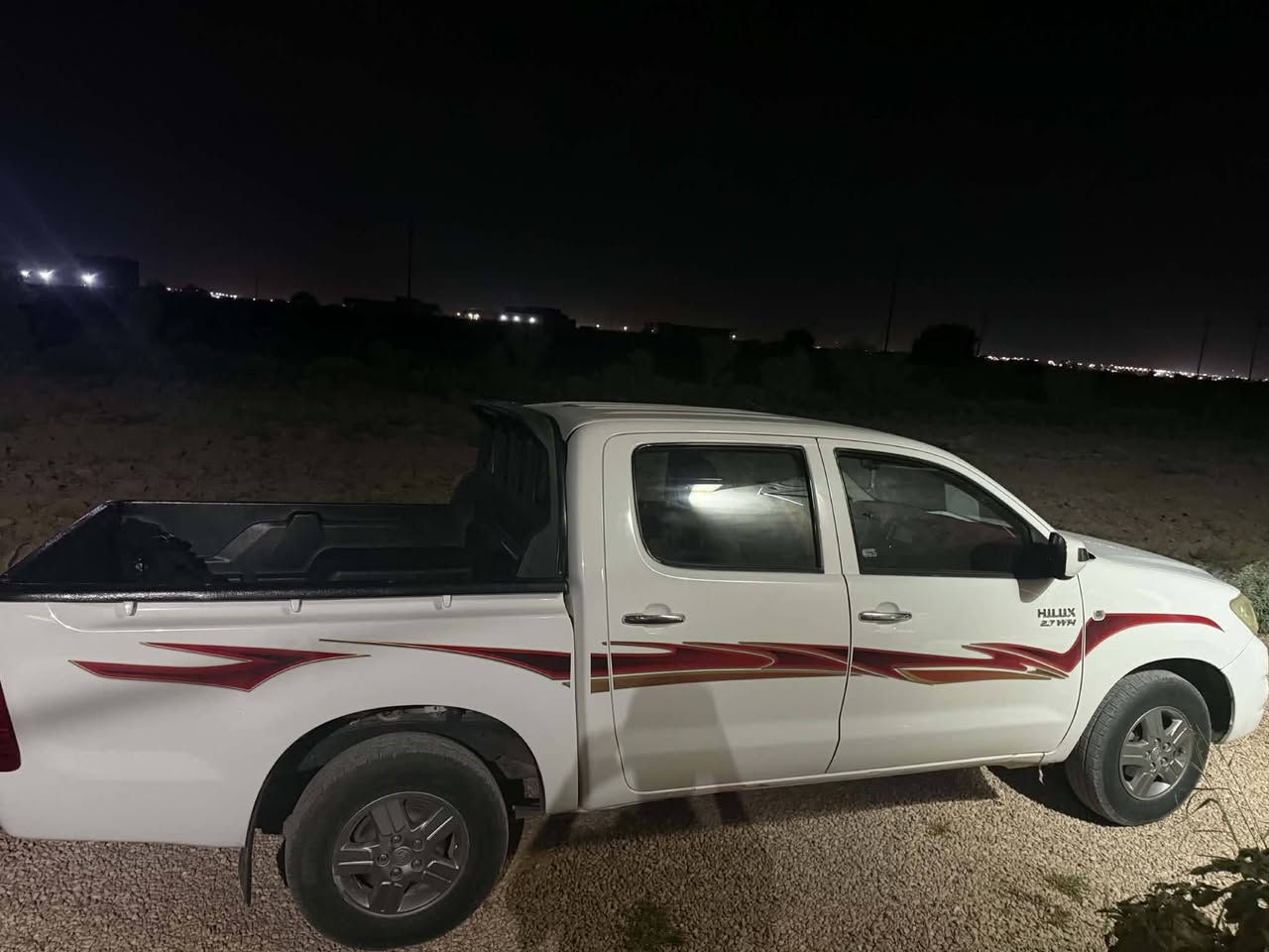 السلام عليكم تيوتا هاي لوكس كويتي باب اول شاصي ١٩ موديل ٢٠١١ ضررها تبديل الباب البدي الخلفي فقط والباقي مكفول محرك كير عادي على وضع شركة تخم تاير جديد 
تبريد فول السعر ١٦٠ وبيها مجال مكانها الرمانة رقم اربيل بأسمي للاستفسار ***********
