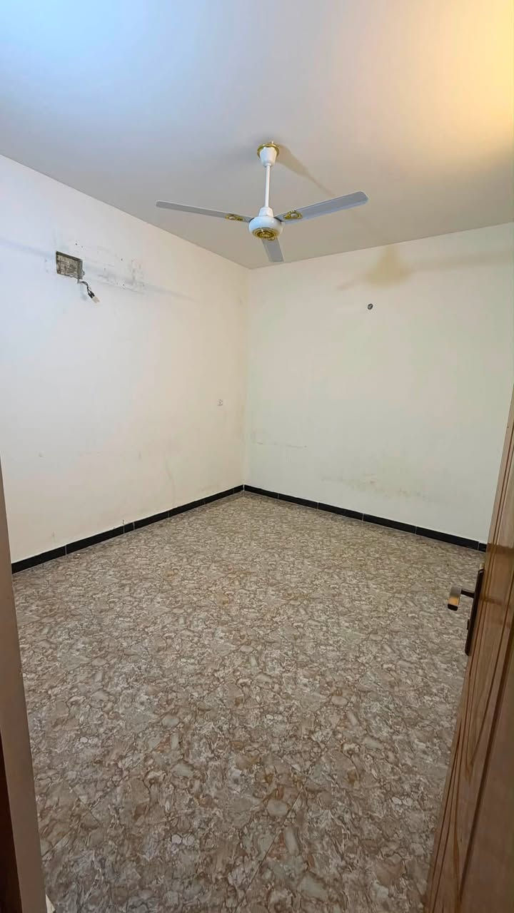 🏡 للإيجار في السيدية
🔹 مشتمل سكني نظيف جداً – طابق أرضي معزول

📍 الموقع: السيدية – مربع الـ400 قرب الشارع التجاري

مواصفات العقار:
✅ المساحة: 150 م²
✅ غرفتا نوم
✅ صالة
✅ مطبخ
✅ خدمات صحية

💰 بدل الإيجار: 700 ألف دينار (قفل)

📞 للاستفسار: ***********

🏢 مكتب حلم عقاري للوساطة العقارية
