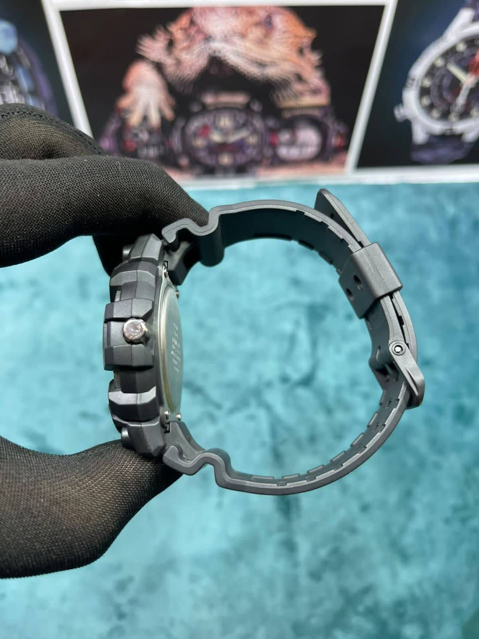 سلام عليكم 

كاسيو MW-610H-1AV
ساعة رجالية رياضية بتصميم قوي وعصري، تتميز بلونها الأسود مع لمسات حمراء أنيقة، وواجهة واضحة وسهلة القراءة
المعلومات الأساسية
قطر 49 
سمك14.6
الوزن 50
سوار من الراتنج
مقاومة للماء حتى عمق 100 متر
عمر البطارية التقريبي: 10 سنوات على بطارية CR2012
عدد العقارب 3 - ساعات، دقائق، ثواني
عرض التاريخ واليوم
زجاج الراتنج
الدقة: ±20 ثانية شهريًا
عنوان بغداد مدينة - الصدر الاروفلي
توصيل لجميع المحافظات
جميع الساعات اصلية معا ضمان
التوصيل واتساب ***********
