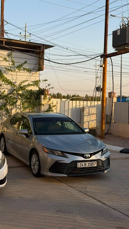 تويوتا كامري 2021 (فئة LE)
المعلومات الأساسية:
 السعر: 17,500$ و بي مجال للشراي .
 اللوحة: رقم دهوك (خصوصي) - بأسمي تحويل مباشر .
 المسافة المقطوعة: 180,000 كم
 الحالة والضرر: مستخدمة - حادث/ضرر قطعتين فقط
 المحرك والناقل: 4 سلندر، سعة 2.5 ليتر، بنزين، قير أوتوماتيك
 المواصفات والمنشأ: وارد أمريكي
 اللون والداخلية: سلفر (فضي)، 5 مقاعد قماش
المميزات والتجهيزات:
 أنظمة الأمان والسلامة:
 نظام الفرامل المانعة للانغلاق (ABS) ونظام فرملة الطوارئ
 تحذير الاصطدام الأمامي ونظام تحذير مغادرة المسار
 نظام مراقبة النقطة العمياء
 أنظمة القيادة والرؤية:
 كاميرا أمامية وكاميرا خلفية
 مستشعرات وقوف (حساسات اصطفاف)
 مثبت سرعة عادي ومثبت سرعة تكيفي
 الراحة والتقنيات الداخلية:
 تشغيل بصمة وقفل مركزي للأبواب
 مقاعد كهربائية مع ميزة التدفئة
 نوافذ كهربائية ومرايا جانبية كهربائية
 النظام الصوتي والإضاءة:
 نظام صوتي متطور من JBL
 دعم نظام أبل كاربلاي (Apple CarPlay)
 مصابيح أماميّة LED ومصابيح زينون

للتفاصيل : 

***********
