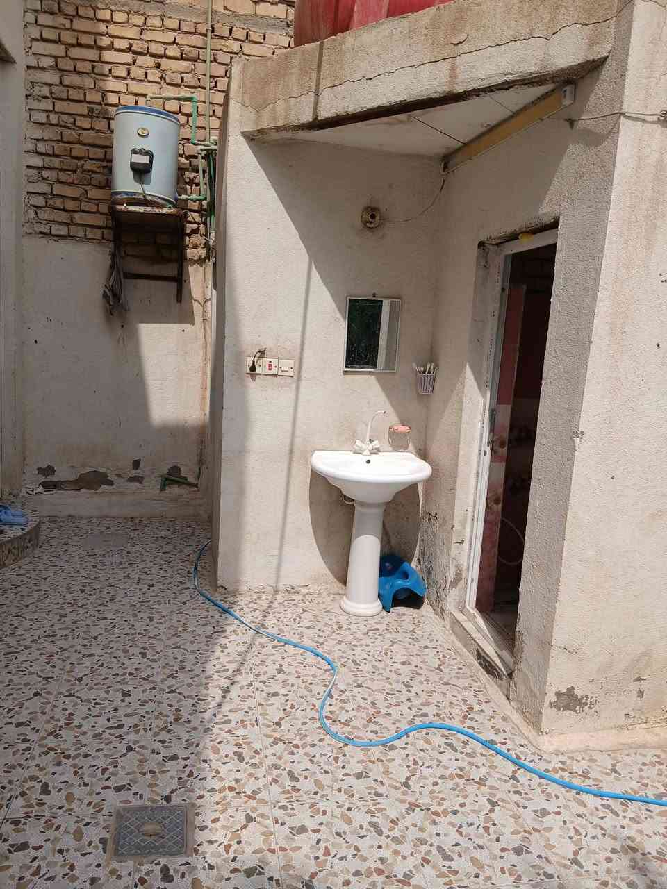 بيت طابو صرف للبيع مساحة 200 متر طابقين
بحي العسكري شارع الترابي
يحتوي  على 5 غرف واستقبال وصاله وهول ومطبخ وصحيات داخلية وخارجية.
السعر 115 وبي مجال ان شاء الله 
للتواصل والاستفسار مراسلة الصفحة
او واتساب ***********.
