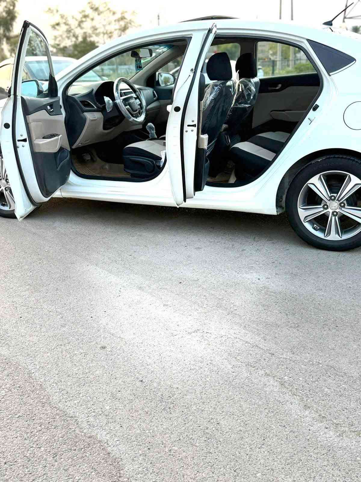السلام عليكم من رخصه الادمن 
اكسنت للبيع موديل2019 خليجي فول مواصفات بلو مكينه 1600 مواصفات فتحه تحكم ستيرن جهتين تبريد قطعتين مري شفط سويجين شركه كير ومكينه كفاله صدر امامي وخلفي جديد  
السعر /112 وبيهه مجال حك الجيه
العنوان / السيديه
الاتصال/  ***********
