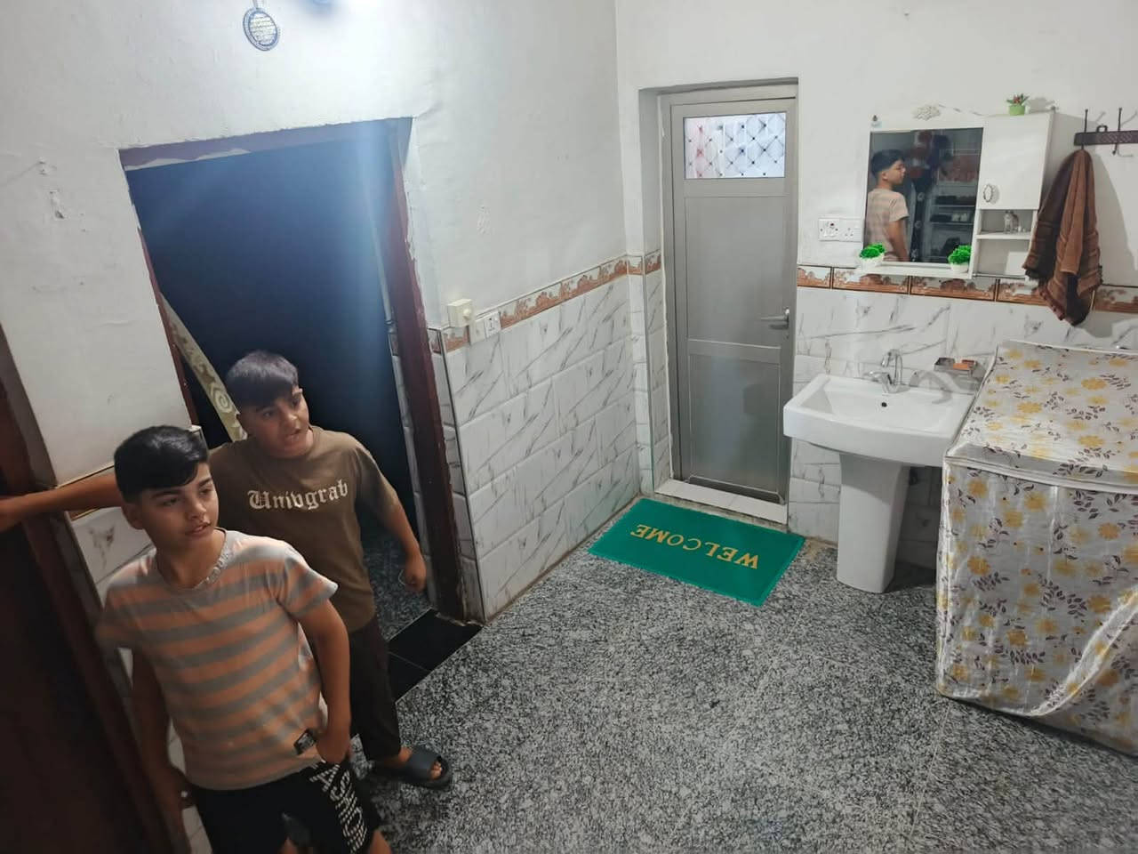الدار للبيع في حي التراث البياع 
200 متر والواجه 10 النزال 20 الجوه بي صاله +هول + غرفه +مطبخ + حولي حمامات 4 فوك 3 غرف وحمام وسطوح عدد 2 طرمه جبيره صفحتين مدخلين بي حمام خارجي

السعر 255 مليون وقابل للتفاوض 

*********** 
واتساب
