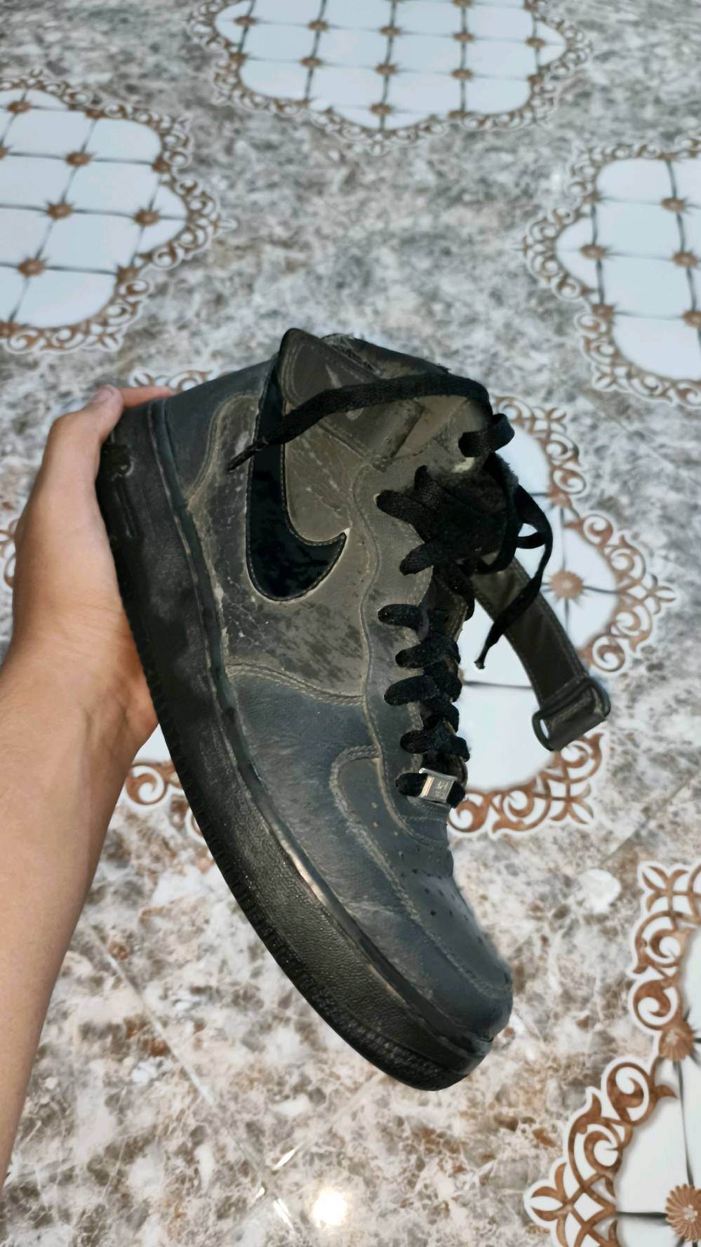 للبيع Nike Air Force 1 ’07 High Tech Tuff Triple Black 🔥
موديل نادر وقديم من سنة 2013.
اللون: Black/Black 🖤
Style Code: 315121-023
High Top بتصميم Tech Tuff بخامة متينة ومقاومة للخدوش.
موديل Air Force 1 أصلي من الإصدارات القديمة، مناسب للي يحب موديلات الـAF1 الكلاسيكية والنادرة. أصلي 100%🔥🔥
شكد المقاس الدقيق مالت الحذاء؟ وهل يجي ويا العلبة أو أي ملحقات أصلية؟: 
41 بدون علبه
شنو حالة الحذاء بالتفصيل: بيه تقشّر/تلف بالخامة، انفصال بالجوانب، أو بس آثار استخدام عادي؟: 
تقشر 
وين مكانك بالعراق بالضبط؟ وهل متوفر استلام يد بيد أو شحن؟: 
البصره سفوان التوصيل عليك
شنو آخر سعر إله؟ وهل السعر قابل للتفاوض؟: 
اخر سعر 80 دولار غير قابل للتفاوض
هل القياس مريح على الفوت الضيق لو الواسع، وتكدر تبين إذا بيه أي مشكلة بالرباط أو السحّاب/الفيلكرو؟: 
مابي اي مشكله 