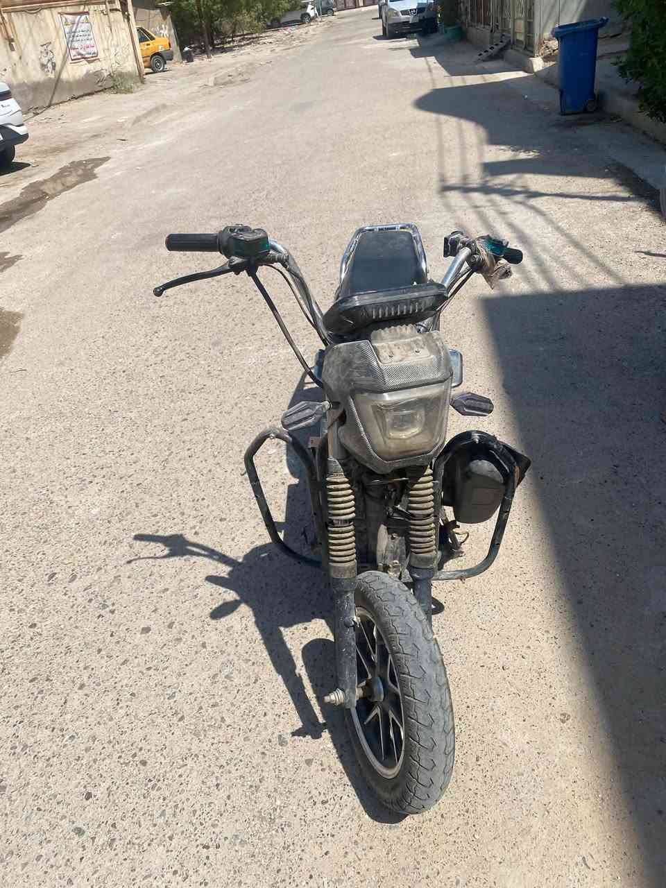 سلام عليكم دراجه شحن للبيع طافيه بيه ثنين بطاريات طافيه غراض كامله بيه سعر ١٥٠ الف قفل رقم ***********وتساب موجود
