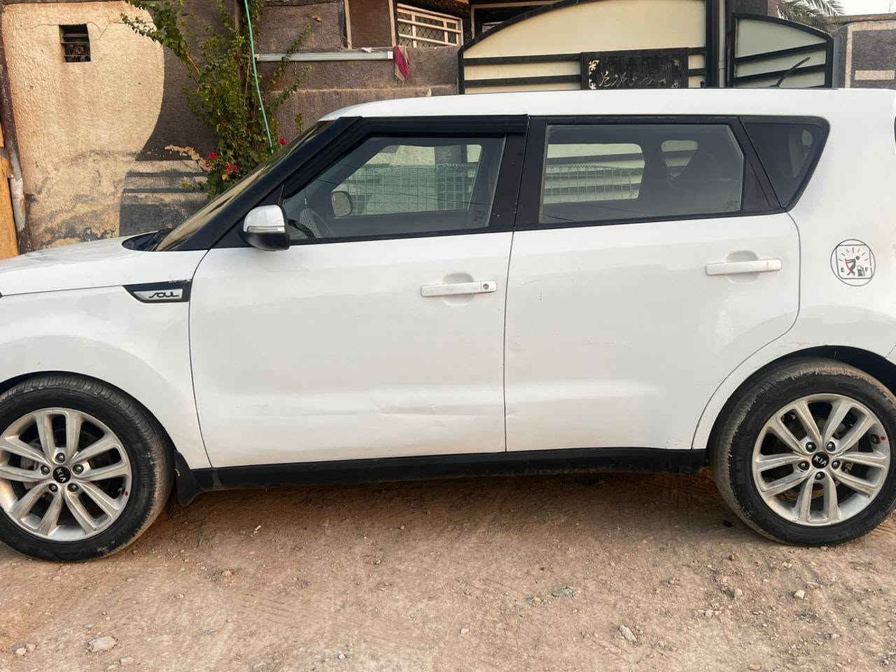 للبيع: كيا صول (Kia Soul) موديل 2017
 * اللون: أبيض
 * الموديل: 2017
 * الحالة العامة: ممتازة جداً (محرك، قير، وتبريد بشرط الفحص) نقص حداديه فقط
 * المواصفات:
   * تحكم شاشة / ستيرن
   * نظام اقتصادي للوقود (ECO)
   * كاميرا وقوف خلفية 
   * ايرباك جهه السايق فقط
   * نوافذ ومرايا كهربائية
   * تبريد ثلج ماشاء الله
للتواصل والاستفسار:
 * رقم الهاتف:      ***********
 * المكان: بابل
السعر 115$
