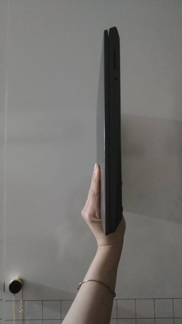 للبيع لابتوب Lenovo V14-IGL عملي 
السلام عليكم، عندي لابتوب لينوفو موديل Lenovo V14-IGL 

الحاسبة ثقيلة بالاستخدام وبيها تعليق ومو كلش سلسة بالأداء لأن الهارد مالتها الحالي بطيء (من النوع القديم HDD أو النظام مضغوط)، ومو مال شغل ثقيل أو برامج صعبة وهي على وضعها هذا.

تكدر تبدل الهارد مالته ب ssd أو تضيف رامات خارجيه أو تغير نظام التشغيل من وندوز ١١ إلى وندوز ١٠ وأصحاب الخبرة بعد يعرفون شلون يرتبوها بس اني ما فارغ وماعندي مجال الها .

اريدها ب ١٧٠ وبيها مجال الحاسبة مستخدمة قليل ومابيه خلل أو كسر بس يردلها ترتيبات واني مو متفرغ .
مكاني نجف 
***********

