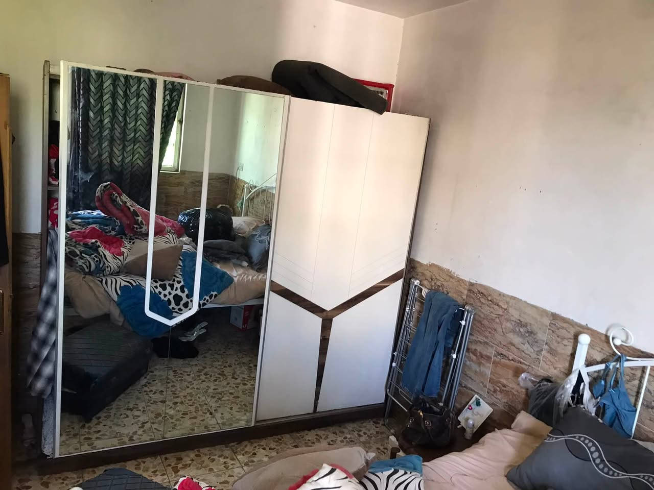 السلام عليكم اثاث بيت كامل للبيع كلهن نضيفات مكاني اليرموك او بلبياع ***********
