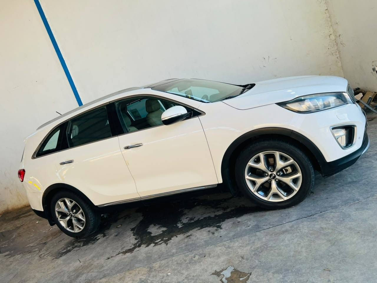 🚗 كيا سورنتو 2017 (كويتي - فول مواصفات 1/1)
المواصفات:
 المحرك: 6 سلندر
 السعة: 7 راكب
 الرقم: بغداد دولي (تحويل مباشر)
 الحالة العامة: السيارة مكفولة من الحادث، تحتوي على بارد قليل جداً إثر شخوط فقط.
 السيارة جاهزة وبدون أي نقص.
 السعر: 190 ورقة ($19,000)
 الموقع: كربلاء المقدسة
📞 للتواصل والاستفسار (اتصال / واتساب):
***********
