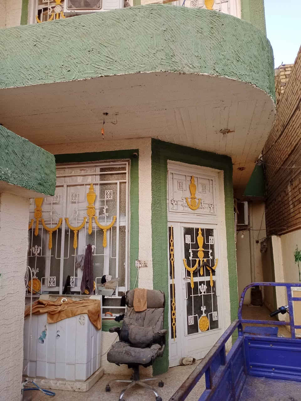 بيت ثلاث طوابق للبيع على مساحة(١٢٥ متر)
العرض ٥ والنزال ٢٥ ملك صرف##
الاول/طارمة مع صحيات وحمام خارجي واستقبال وممر ومطبخ وكليدور وحمام وصحيات داخليه مع غرفة نوم وممرالارضية كاشي والجدران المطبخ والكليدور والحمام والصحيات الخارجية والداخليه سيراميك##
الثاني/غرفتين ومطبخ وكليدور وصحيات وحمام وبلكونه امامية وجانبية الارضية كاشي والحمامات سيراميك مع منور ثم درج دوار الى الثالث###
الثالث/ثلاث غرف وكليدور وبلكونه السقف سندويج وملبوخ سمنت ###
ملاحظه مهمة/ البيت كهربائياته والبنى التحتية درجة اولى حتى الارضية شيش##
العنوان/حله حي العسكري على شارع ٨٠ قطعه الثانيه عن الشارع تجاريه
الاتصال للأستفسار على الارقام التالية
***********
***********
