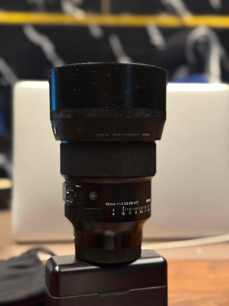 عدسة  سوني 85 1.4  🎥Dg Dn Sigma Art Sony
العدسة جداً نضيفة وشغالة بدون اي مشكلة 💯
بس الاطار مالتها الداير مدايرها طاح شوي منه بسبب البلاطه ⚠️
***********
