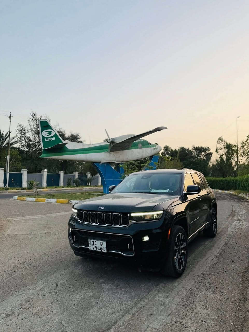 جيب كراند شيروكي اوفرلاند
الموديل : 2023
المحرك:V6, 3.6L.
السياره : 5 راكب المرغوب
رقم بغداد بسمي تحويل ثاني يوم

المواصفات : فول 1/1
* دفع رباعي 4x4.
* نظام تعليق هوائي (جكات). 
* قيادة ذاتية عند المنعطفات.
* رادار امامي مع مانع تصادم. 
* تحذير الخروج عن المسار. 
* مستشعر نوم السائق مع نظام التوقف الآلي. 
* تحذير النقطة عمياء  .
* نظام تحذير عند التقاطعات. 
* نظام تحذير عند تجاوز السرعة المحددة. 
* إنارة محيطية خمس الوان. 
* شاحن موبايل وايرلس. 
* تعديل وضعيات مقود السائق كهربائيا. 
* مرايا تعتيم ذاتي. 
* المرايا الجانبية قابلة للطي كهربائيا. 
* نظام الصوت 9 سماعات Alpine.
* ويل قياس 20 انج.
* سقف بانوراما. 
* شاشه كبيرة 10.1 انج. 
* نظام الخرائط (GPS).
* عرض خرائط الطريق على لوحة القيادة.
* لوحة القيادة بقياس 10 أنچ. 
* المصابيح الأمامية LED. 
* كشافات الضباب LED.
* المصابيح الامامیة متحرکة.
* دخول ذكي. 
* بصمة على 5 ابواب للدخول الذكي. 
* تشغيل عن بعد.
* الصندوق الخلفيي كهربائي.
* فتح الصندوق الخلفي مع حركة القدم.
* ذاكرة لحفظ وضعيات الجلوس للسائق. 
* ذاكرة لحفظ وضعيات الجلوس للراكب.
* مساج للمقاعد الامامية السائق والراكب. 
* المقاعد الأمامية كهربائية.
* المقاعد الأمامية تبريد وتدفئة.
* المقاعد الخلفية تدفئة.
* ستائر للشبابيك الخلفية.
* انارة داخلية LED متعددة الالوان. 
* حساسات امامية. 
* حساسات خلفية. 
* مكيف خلفي مع وحدة تحكم منفصلة. 
* تدفئة ستيرن. 
* مانع تصادم خلفي.
* بلوتوث تلفون. 
* محدد سرعة. 
* نظام التشغيل والاطفاء الاوتوماتيكي .
* نظام بريك اوتماتيكي.
وبعد بيه هواي مواصفات جناي الاوفرلاند يعرفهن

اني مستورده ومصلحه بيه ربع جاملغ صبغ فقط باقي غراضه الاصليه بدون تبديل وبدون صبغ فقط بارد جدا بسيط
سياره بدون ايرباك بدون لغد بدون شاصي شرط الفحص وين ميعجبك
ناشر رقم شاصي
سياره مسويله صيانه دهن وفلتر ومابيه اي نقص وبيه كتاب تضليل
مكاني بغداد
‏‭***********‬
وتساب 👈‭ ***********‬
