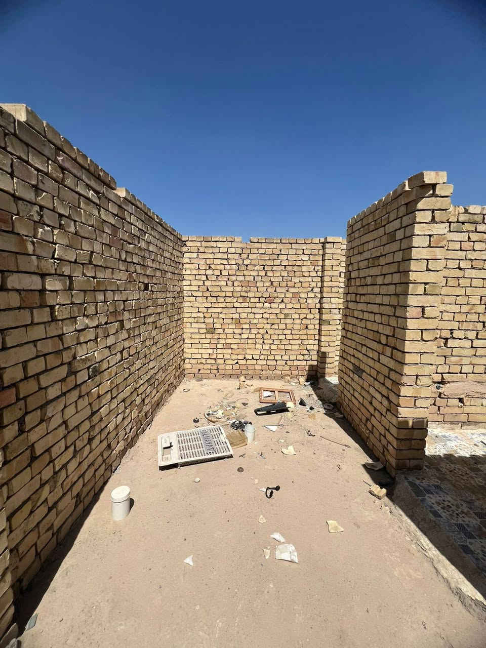 ‏السلام عليكم دونم البيع في النهروان قرب صيطره بشارع البزل الواجهيه 39ونص ونزال 65 مبني 400هيكل مسكف البيت سندويج ما عده الستقبال وصاله ضيوف واصله كهرباء   تاسيس  ماي ومجاري  بي 3غرف نوم 4في 5 وصاله داخليه وصاله خارجيه 7في 7 وستقبال  4في 10 وكلدور وصحيات خارجيه وداخليه  ومطبخ حار بارد 4في 4 عقد 17  سعره 65وبي مجال  رقم الهاتف  ***********
