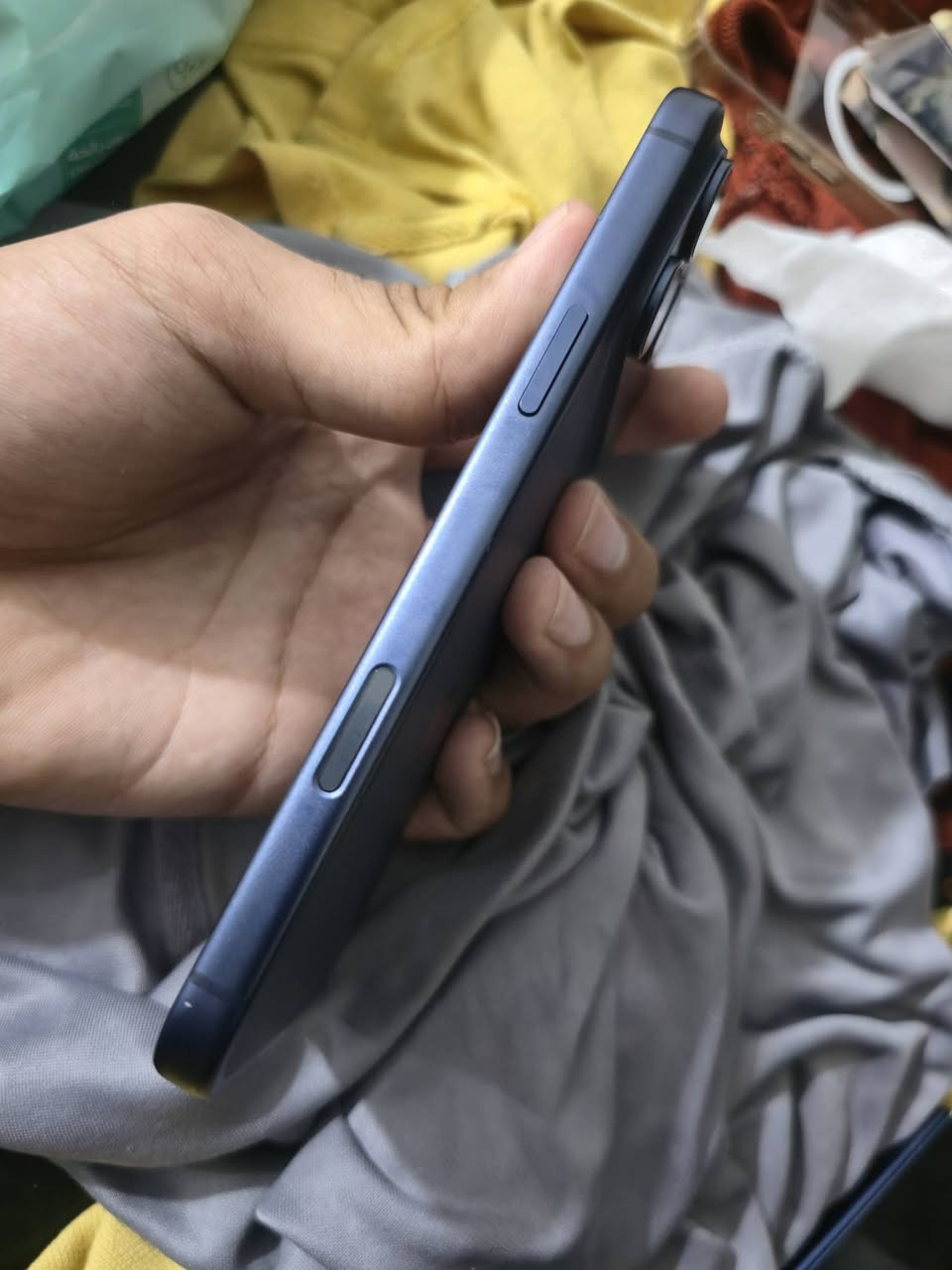 للبيع: iPhone 17 Pro Max (نسخة أمريكية LL/A)
* الذاكرة: 256GB
 * اللون: أزرق
 * الحالة: مفتوح رسمي على جميع الشبكات (يدعم eSIM حتى 8 شرائح، وتشغيل شريحتين في نفس الوقت).
 * البطارية: 100%
 * الضمان: ضمان Apple ساري لغاية 09/11/2026.
 * الحالة الفنية: الجهاز وكالة، لم يُفتح، لم يُفك، ولم يُغير فيه أي شيء سابقاً. الشاشة فيها ضرر، والجهاز يُباع على حالته بدون شاشة.
 * المرفقات: الجهاز فقط بدون كرتون أو ملحقات.
 * الموقع: بغداد – البياع
 * السعر: 1,200,000 دينار (نهائي غير قابل للتفاوض)
 * للتواصل: ***********
(الرجاء الاتصال للجادين فقط)
