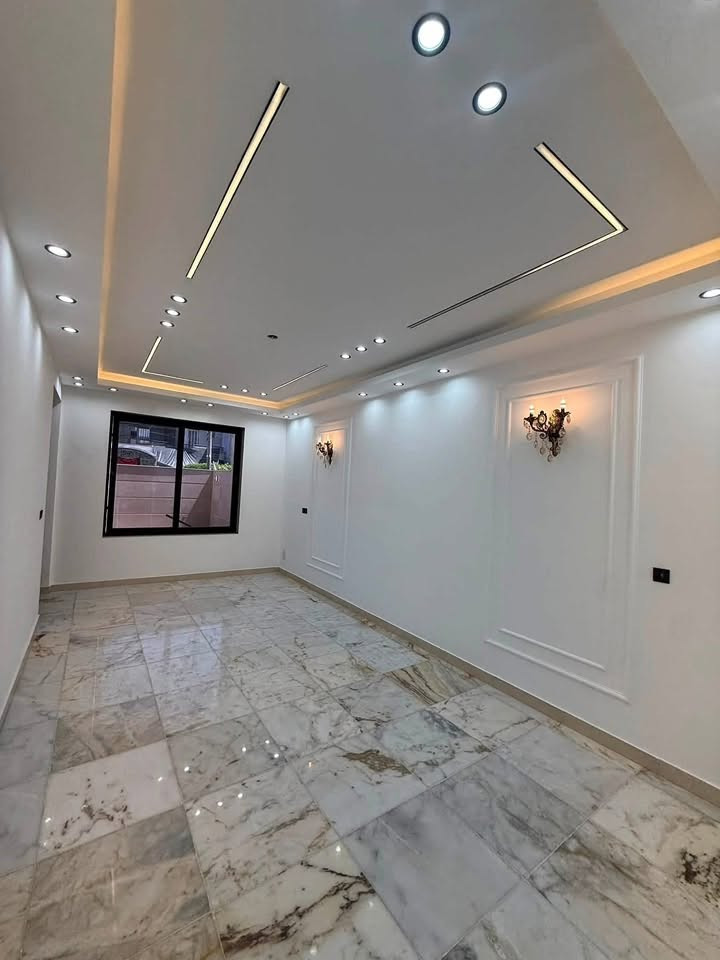 🏠دار حديث للبيع 
في منطقة حي البنوك / خلف شارع الكنيسة ( زقاق 8 )
📎شارع عريض 15م + رصيف 5م

محلة 319

📎بناء حديث درجى اولى 
🔸المساحة:240م. 
 🔸واجهة:8م نزال 30م

يحتوي على 

🔸الطابق الارضي كراج + خدمات خارجية

 🔸استقبال + مطبخ حاو بارد 
 🔸صالة كلير 
🔸+ حمام كبير + غرفتين نوم كبيرة

🔸الطابق الاول 

🔸 4غرف نوم كبيره + حمام

للاستفسار الاتصال بالرقم التالي 
*********** 
او مراجعة مكتب الدار للوساطة العقارية 
الكائن في حي البنوك بداية شارع الكنيسة من جهة الجسر
📌المكتب مجاز من قبل غرفة تجارة بغداد وحاصل على شهادة وكيل عقاري معتمد لدى منصة عقاري
