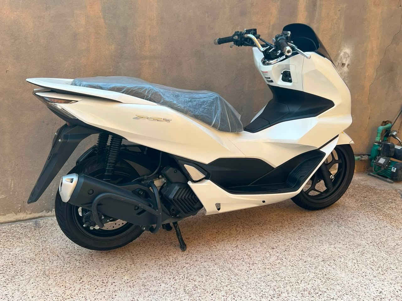 سلام عليكم pcx الجيل الرابع ياباني kf 
الدراجة مكفولة كفالة عامة ماشية 20الف
مكينة 125 نظام ABS مانع انزلاق
حساس ازدحام حساس استان 
بصمات عدد 2 +ورقت مزاد
+كتلوك و دفتر هونده 🇯🇵 
صور مزاد الدراجة داخل المنشور 
مكان الدراجه بغداد ***********
