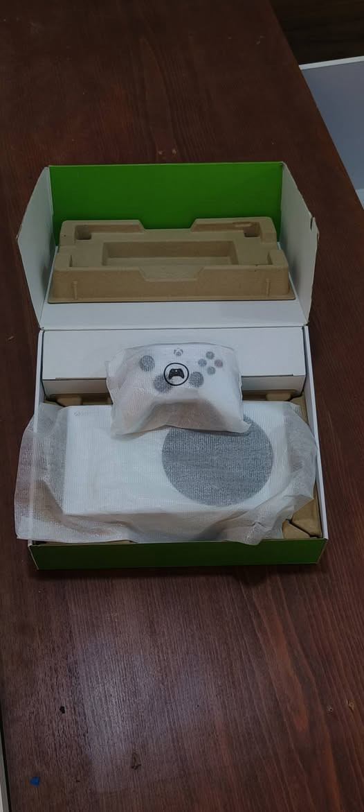 السلام عليكم Xbox series s مساحة 512 أصدار 2022 جهاز نضيف والصور تحكم يجي وياه جوستك وحده الأصلية مالته وكامل ملحقاته والجهاز لوك ستيكر  سعره 390 قفل متوفر توصيل جميع أنحاء العراق مكاني موصل للأستفسار خاص أو اتصال على الرقم التالي ***********

