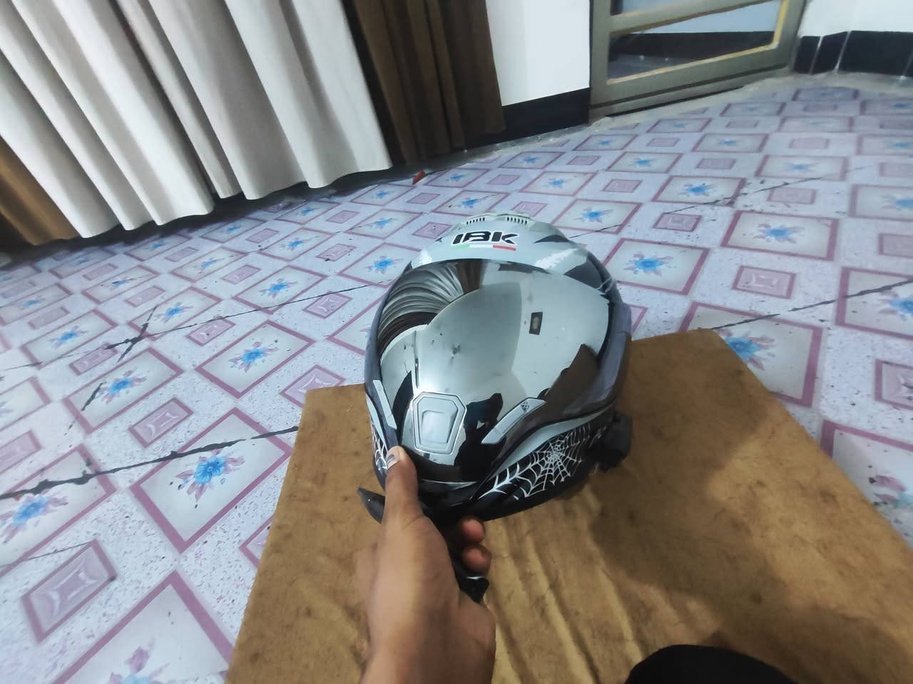 سلام عليكم
عدي خوذه هيه وسماعته 
وعدي صندوك  دلفري 
كلمن وسعره وقيم بلي يرضاه الله واخذ
مكاني الكرمه الشهابي 
 رقم الهاتف ***********
ادمن وافق 🙏🏻
