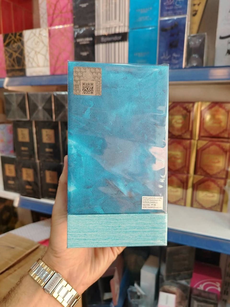 عطر خمرة واحة (Khamrah Waha)،
عطر خمرة الازرق
وهو أحدث إصدارات سلسلة عطور "خمرة" الشهيرة
من دار لطافة (Lattafa) الإماراتية.
يتميز هذا الإصدار بأنه عطر صيفي منعش (أروماتك - مائي) للجنسين، على عكس الإصدارات السابقة الشتوية والدافئة
الحجم ١٠٠مل 
 إفتتاحية العطر (النوتات العليا): البرغموت، فاكهة اليوزو اليابانية المنعشة، الزنجبيل، وتوت العرعر.
قلب العطر (النوتات الوسطى): الخيار، ملح البحر (الأملاح المائية)، المريمية (الميرمية)، وزهرة السوسن.
قاعدة العطر (النوتات الأساسية): الفانيليا، حبوب التونكا، والمسك، بالإضافة إلى جزيئات (Ambrofix) و(Akigalawood) لتعزيز الطابع الخشبي وثبات العطر
☎️ للتواصل واتس ***********
🚗 اطلب اليوم يصلك العطر الى باب بيتك
#ادم_للعطور #عطورات #عطرك #بغداد #بصرة
