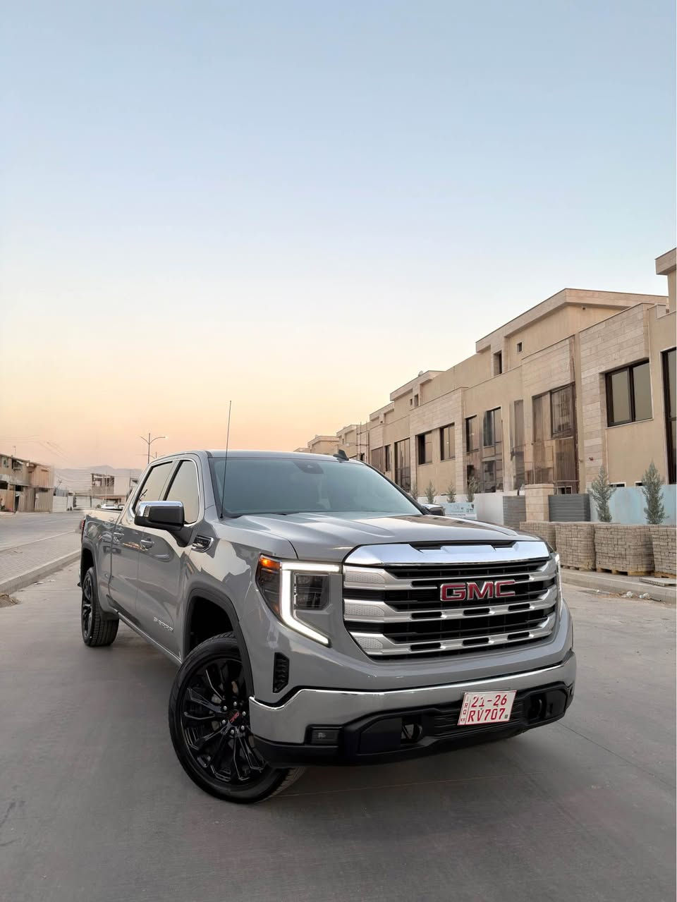 GMC Sierra 2024 محرك 5.3L V8 (8 سلندر) - المحرك المرغوب غمارة كبيرة (باب كبير)، اللون: سمنتي  كلين تايتل (Clean Title) - بدون صبغ، بدون تعديل بارد، بشرط الفحص الكامل الماشي: 22,000 كم فقط رقم أربيل مؤقت (نموذج مؤقت) الشاشة الحديثة (الشاشة الكبيرة) السيارة بحالة الشركة (جديدة جداً) الموقع: السليمانية السعر: 317 ورقة ($31,700) - تحت سعر السوق
***********
*********** السليمانية, العراق
