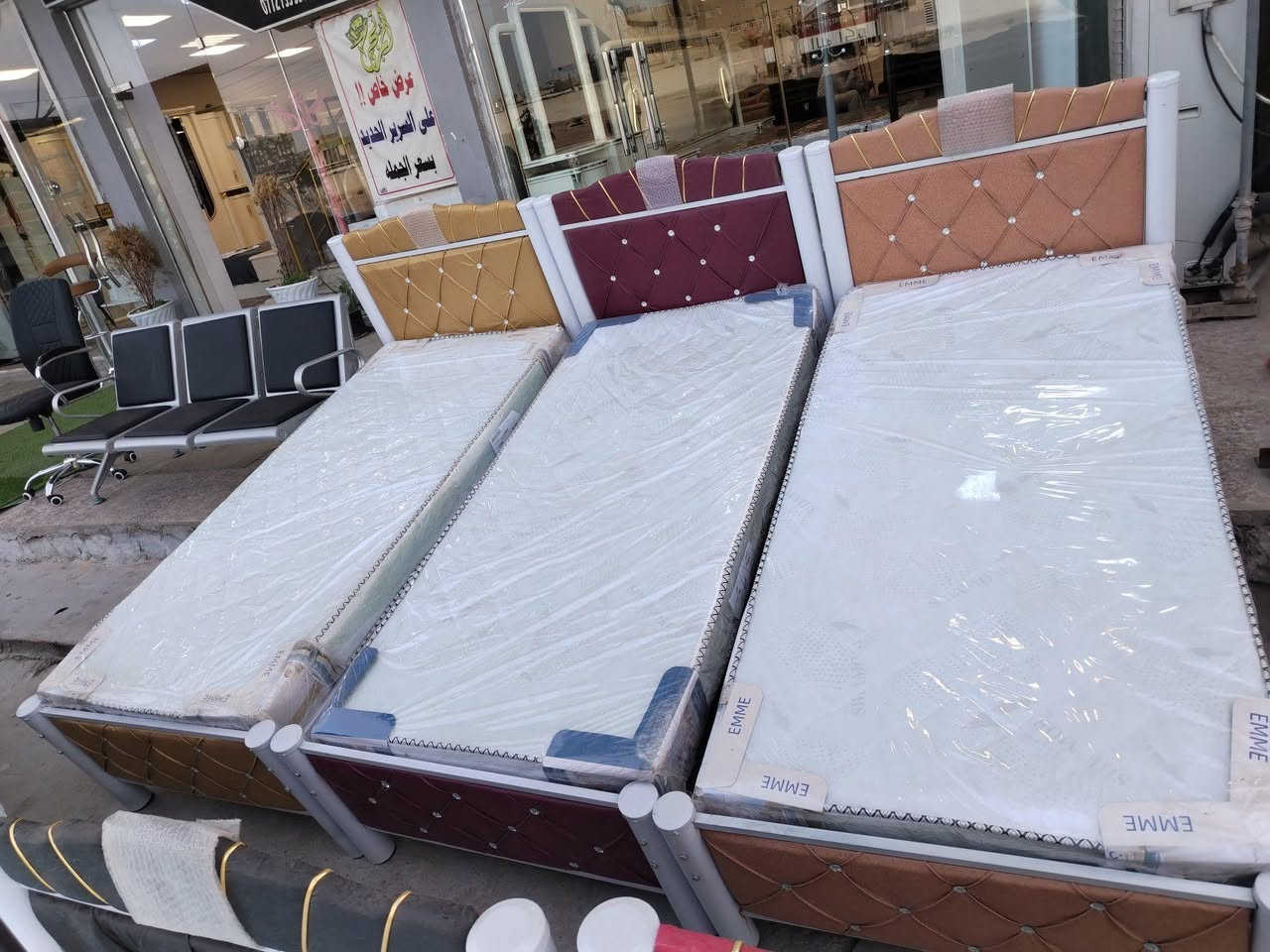جرابي نفر واحد حديد قويه جدا 
درجة اولى دوشمه جلد قياس 190 ب 90  صبغ حراري منام 7جسور تتحمل وزن ثقيل كل هذا بسعر ١١٥ الف مع دوشك سفنج ضغط عالي 
توجد خدمة توصيل للحجز مرسلة الصفحة أو عل واتساب *********** كربلاء, العراق
