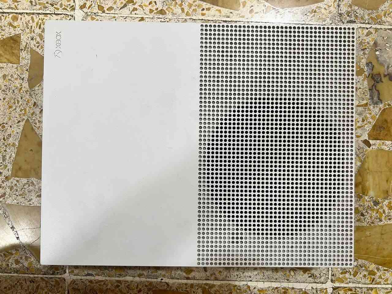 للبيع Xbox One S نظيف جداً (1TB) غير مفتوح نهائياً
المساحة: 1 تيرابايت (1TB).
الحالة: نظيف، ما مفتوح للتصليح أبداً وختم الشركة موجود.

الملحقات: جوستك أصلي + الوايرات الكاملة + ستيرنغ ويل (ستيرن ألعاب) + حساب (گيم پاس).
الألعاب: بيه ألعاب هواية مثبتة جاهزة، وإذا تحب تبقيهن ما أفرمت الجهاز وأخليهن إلك.
التوصيل: التوصيل عليّ لأي مكان بالموصل حتى تفحص براحتك.
السعر: 260 ألف دينار (وبيه مجال بسيط للطيبين).
للتواصل: [***********] أو راسلني خاص
