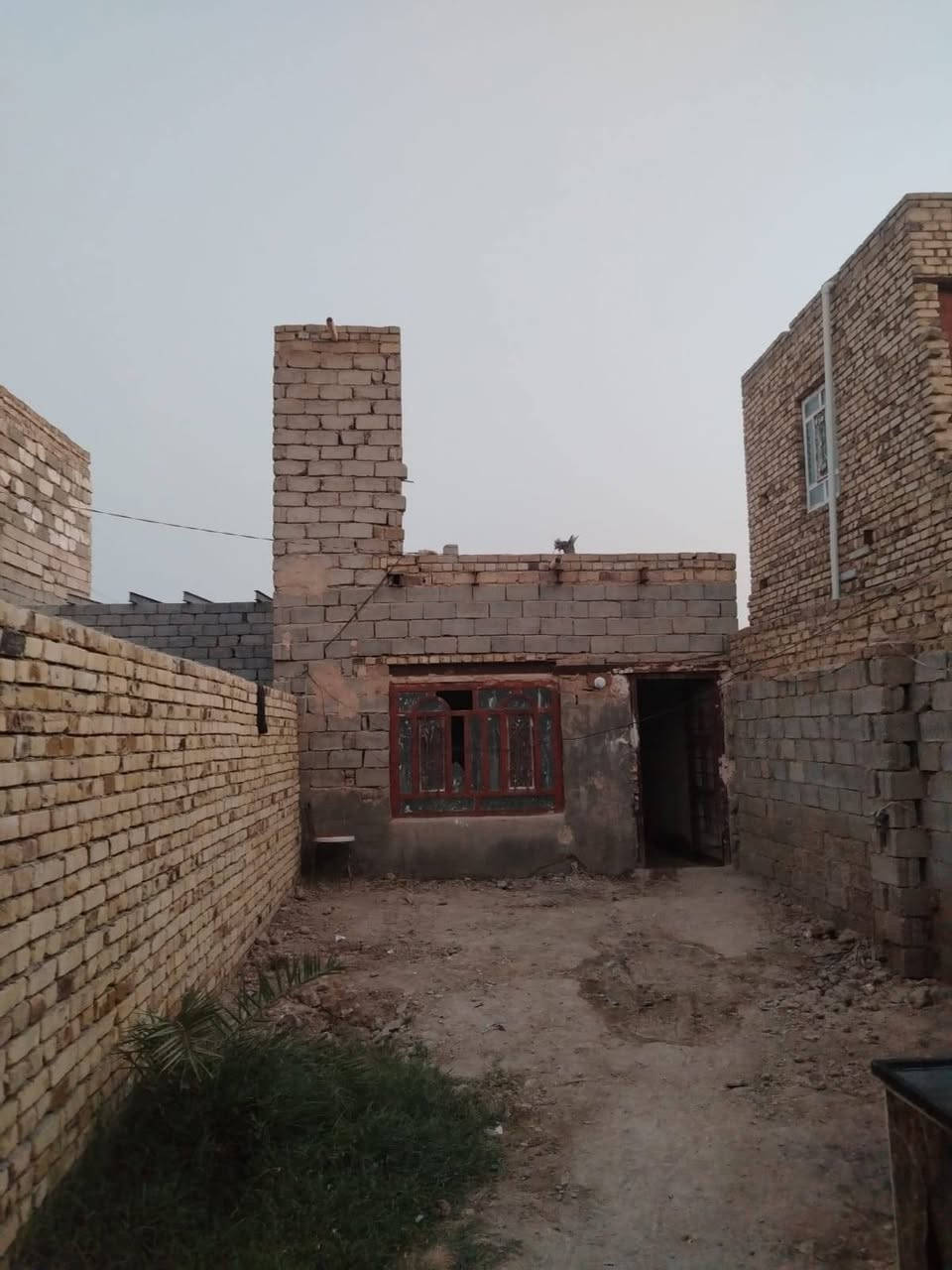 🏠 دار للبيع في الحمزة الغربي – حي عدنان
📐 المساحة: 100 متر
📜 طابو زراعي

🏡 الدار تحتوي على:

- غرفة
- مطبخ
- هول صغير
- حمام
- صحيات خارجية
- طارمة
- كراج سيارة بمساحة 10 أمتار
- ترك 3 أمتار

🔨 يحتاج العمل إلى صب أرضية الطارمة وبعض أعمال البياض.

💰 السعر: 28 مليون وقابل للتفاوض

📍 العنوان: الحمزة الغربي – حي عدنان

📞 للاستفسار والاتصال: ***********
