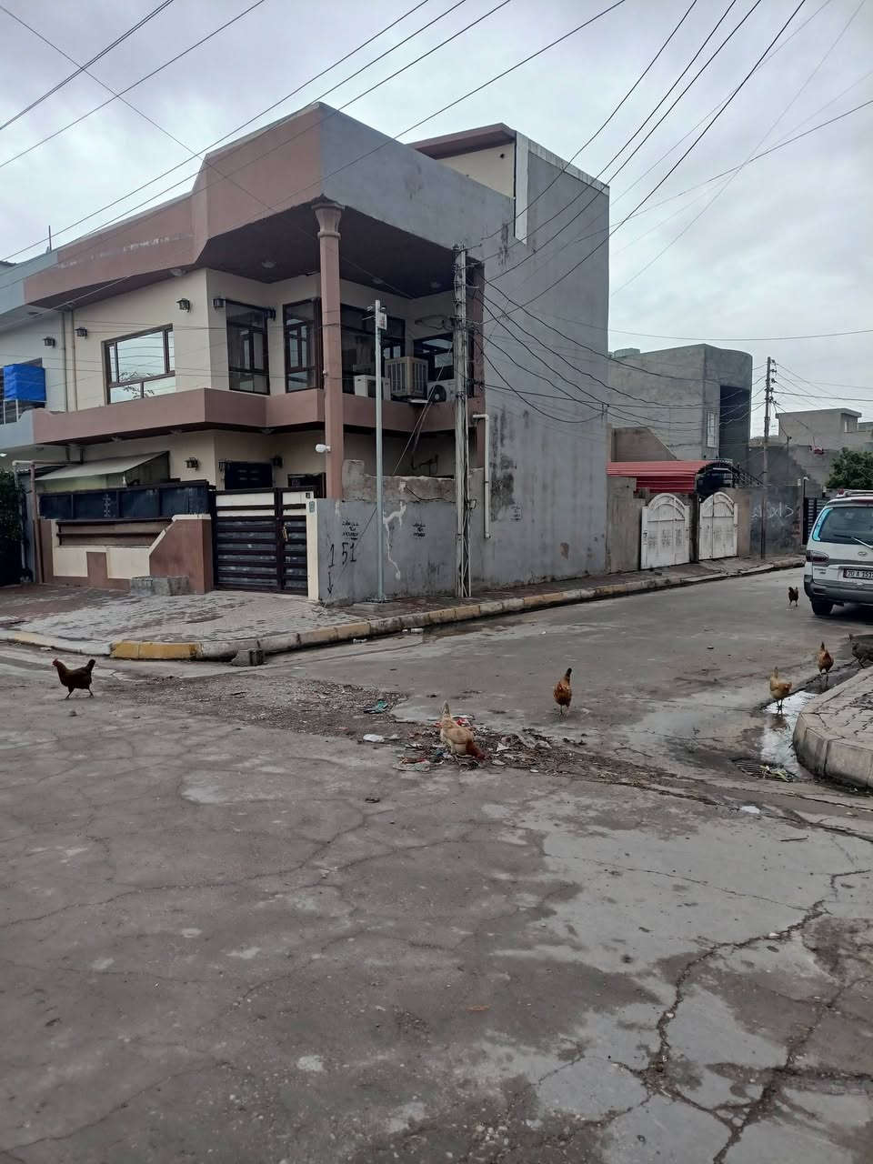 🏡 دار للبيع – كركوك / حي العسكري
📍 الموقع: حي العسكري قرب مدرسه باغدا كول
 – شارع 20.
المواصفات:
المساحة: 100 متر مربع.
الدار ركن وبناء نظيف جدًا.
الطابق الأول: غرفة استقبال، مطبخ كبير، مطبخ حار، ومرافق صحية كاملة.
الطابق الثاني: غرفتان مع مرافق صحية كاملة.
الطابق الثالث: غرفة كبيرة.
الدار مناسبة للسكن العائلي، وفي موقع مميز.
للاستفسار والمعاينة يرجى التواصل على رقم الهاتف: (***********).
