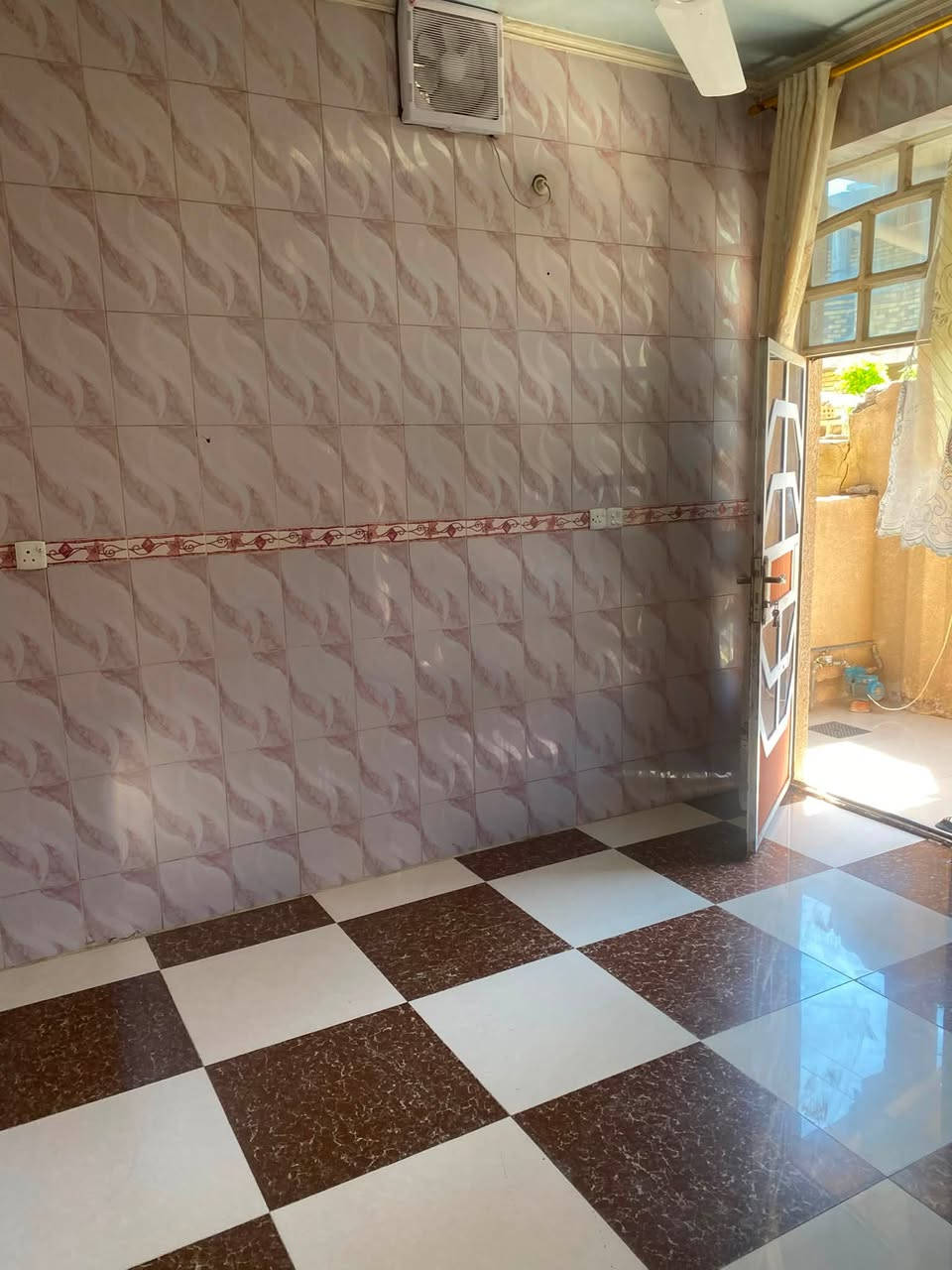 دار للبيع قرب جامع الناجي مساحة 150 مربع يحتوي على استقبال مطبخ صحيات 5 غرف نوم بناء حديث للاستفسار اتصل 
***********
***********
