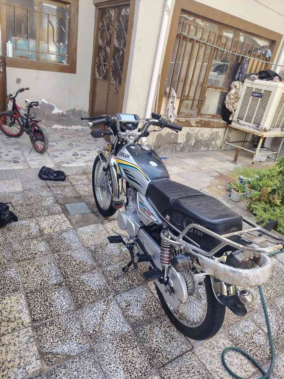 سلام عليكم دراجة تايكر موديل 25بعدها جديده دراجة مكفولة كفالة السعر 750وابيه مجال الطيبين العنوان ديالى بلدروز ***********
