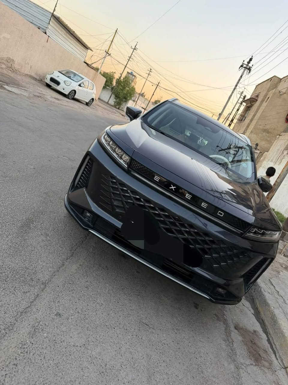 للبيع Exeed LX 2025 Luxury

*تفاصيل السيارة:*
- *الموديل*: 2025
- *المحرك*: 1600cc تيربو - 184 حصان
- *الممشى*: 35,000 كم شرعي
- *المكان*: بغداد
- *الرقم*: اربيل خصوصي
- *اللون*: نفطي ملكي
- *الاستيراد*: خليجي

*المواصفات - فول مواصفات Luxury:*
*الراحة:*
- تبريد وتدفئة كشنات جلد
- سقف بانوراما فتحة
- تشغيل عن بعد + بصمة تشغيل
- مقاعد كهربائية + ذاكرة
- صندوق خلفي كهربائي
- شاحن لاسلكي + 4 منافذ USB

*السلامة والتكنولوجيا:*
- كاميرا 540 درجة
- رادار + مثبت سرعة تكيفي
- تحذير مغادرة المسار + نقطة عمياء
- حساسات امامية خلفية
- فرامل طوارئ تلقائية
- 6 ايرباك + ABS + نظام ثبات

*حالة السيارة:*
✅ كلين تايتل
⚠️ بيها ضربة خفيفة جدا باب يم السائق مصلحه تجميلي
✅ باقي السيارة شركة بدون صبغ 
*المكان*: بغداد
السعر 170 وبيها مجال 
رقم صاحب السياره 
***********
