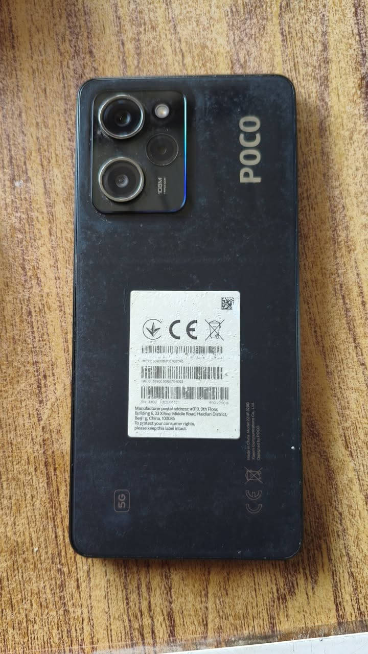 POCO X5 Pro 5G  مواصفاته الفنية:
الشاشة: AMOLED بحجم 6.67 بوصة، بدقة FHD+، ودعم معدل تحديث 120Hz مع طبقة حماية Gorilla Glass 5.
​المعالج: Qualcomm Snapdragon 788G 5G (ثماني النواة، بتقنية 6 نانومتر).
​الكاميرا الخلفية: ثلاثية:
​الأساسية: بدقة 108 ميجابكسل (مكتوبة بوضوح بجانب العدسات).
​الكاميرا الثانية: 8 ميجابكسل (عدسة عريضة Ultra-wide).
​الكاميرا الثالثة: 2 ميجابكسل (ماكرو).
​الكاميرا الأمامية: 16 ميجابكسل.
​البطارية والشحن: 5000 مللي أمبير، مع دعم الشحن السريع بقوة 67 واط.
​الذاكرة والتخزين: يأتي بخيارات 6 أو 8 جيجابايت RAM، ومساحة تخزين internal بحجم 128 أو 256 جيجابايت.
​الصوت: سماعات ستيريو متزدوجة (Stereo speakers) مع منفذ 3.5 ملم للسماعات.
​الميزات الإضافية: بصمة أصابع مدمجة بزر الطاقة الجانبي، دعم NFC، مستشعر IR Blaster للتحكم بالأجهزة الإلكترونية عن بُعد.(السعر): 225 وبي مجال المو شراي لا يضل يسئل ♥

نص مكتوب في الصور:
- رقم الهاتف:
- ***********