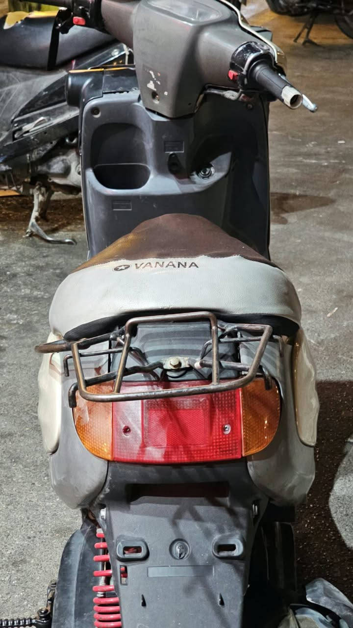 🏍️دراجه منغولي – موديل 2003 | للبيع
للبيع Yamaha Aprio / منغولي 2003، دراجة يابانية معروفة بخفتها وعملانيتها، مناسبة جداً للاستخدام اليومي والدلفري والتنقل داخل المدينة.

🔹 المواصفات:
• الماركة: Yamaha
• النوع: Aprio / منغولي
• الموديل: 2003
• المحرك: 49cc
• المحرك: 2-Stroke – سلندر واحد
• تبريد: هوائي
• نظام الوقود: كاربريتر
• ناقل الحركة: أوتوماتيك CVT
• التشغيل: سلف + ركلة
• نظام الإشعال: CDI
• سعة التانكي: تقريباً 6 لتر
• الوزن: تقريباً 65–70 كغم
• الإطارات: 80/90-10
• الفرامل: دسك/طبلة حسب الفئة — يتم التأكد منها بالدراجة
• اللون: رمادي فاتح / بيج
• مجهزة بسلة وصندوق دلفري
• الدراجة خفيفة وسهلة بالسياقة والمناورة
• اقتصادية ومناسبة للاستخدام داخل المدينة

✨ الميزة الحلوة بيها: حجمها عملي، وزنها خفيف، أوتوماتيك وما تحتاج تبديل كير، وقطع ومستلزمات هذا النوع متداولة بالسوق العراقي.

📸 الدراجة الموجودة بالصور هي نفسها المعروضة للبيع، والصور حديثة وواضحة حتى المشتري يشوفها على طبيعتها.

💯 دراجة قديمة بس إلها اسمها، واللي يعرف بالياباني يعرف قيمة المنغولي.
 💰 السعر: 500 وبيها مجال  
📍 المكان: كربلاء المقدسة، الإطارات 
📞 للتواصل: ***********(واتساب فقط رجاءا)

البيع للجادين فقط، والفحص والمعاينة خير دليل.
