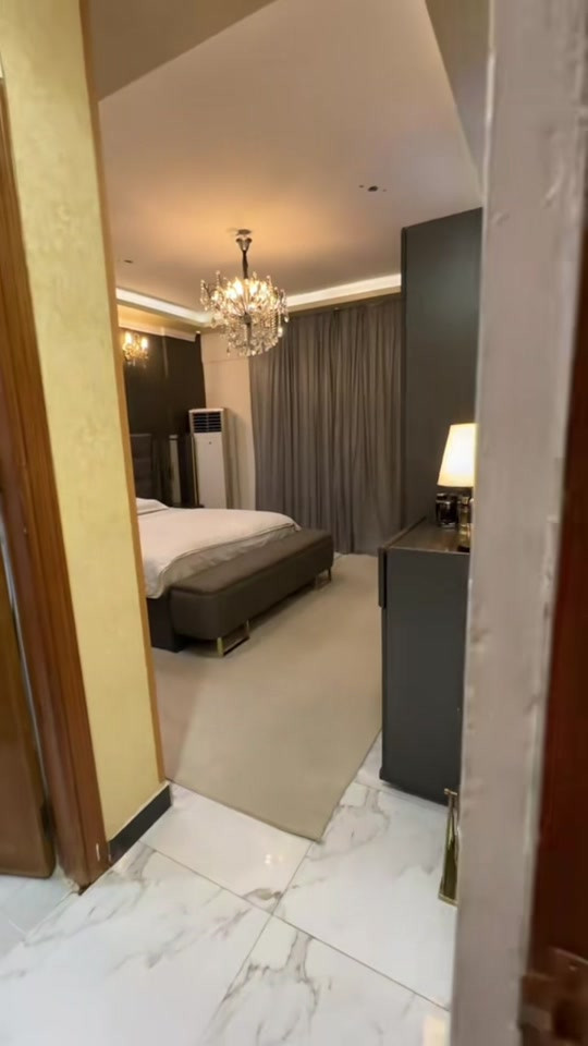 ✨ فخامة تُعاش… وليست مجرد عنوان. شقة مؤثثة للبيع داخل مجمع الأيادي بسكولاتة السكني 🏡 تصميم راقٍ، أثاث أنيق، وأجواء سكنية بمستوى مختلف. 📞 للاستفسار والحجز: *********** #مجمع_الأيادي_بسكولاتة #الأيادي_بسكولاتة #عقارات_بغداد #شقق_بغداد #شقق_للبيع
