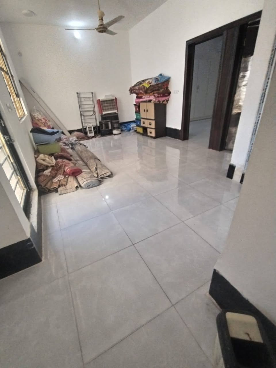 بيت للبيع في كربلاء خلف جامعة الزهراء مجاور مطبخ العتبة فرع مدرسة نور العميد كامل مكمل بناء جديد المساحة ١٦٠ متر طابقين فرع ١٠ متر تبليط انارة رصيف مجاري كهرباء خدمات فول للاستفسار الاتصال على الرقم ***********

