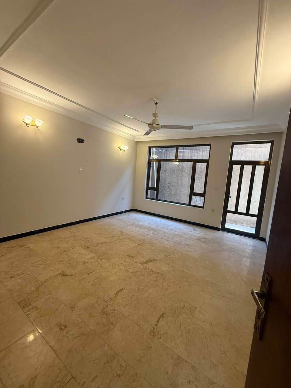 للايـجـار 🏠 الـكـرادة

عنوان العقار 📍 الكرادة قرب فلكة المسرح الوطني

🔶 المساحة  270  مـتـر

يحتوي على كراج حديقة صالات عدد 2 وهول داخلي وغرف 

نوم عدد 6 ومجموعة صحيات ✔️

❗️علماً ان الدار مجهز بأجهزة التكييف واثاث مطبخ ❗️

ــــــــــــــــــــــــــــــــــــــــــــــــــــــــــ
‎‏‎((شركة دار السلطان للعقار حيثٌ تَلتَقي الرُوٌية ,بلتَمَيٌز ))

#نــســتــقــبـل كافة العروض العقارية 

بيع - شراء - ايجار - ادارة امـلاك - مقاولات عامة

‏‎‏‎📊كل ماعليك الاتصال أو المراسلة على الصفحة *ʲᵒⁱⁿ ᵘˢ*

 حسن زوانة *********** - ***********

‏‎‏‎الفرع الاول /عرصات الهندية مجاور فندق بلوم 

‏‎‏‎ الفرع الثاني /الـسـيـديــة الضباط مقابل افران الرباط
