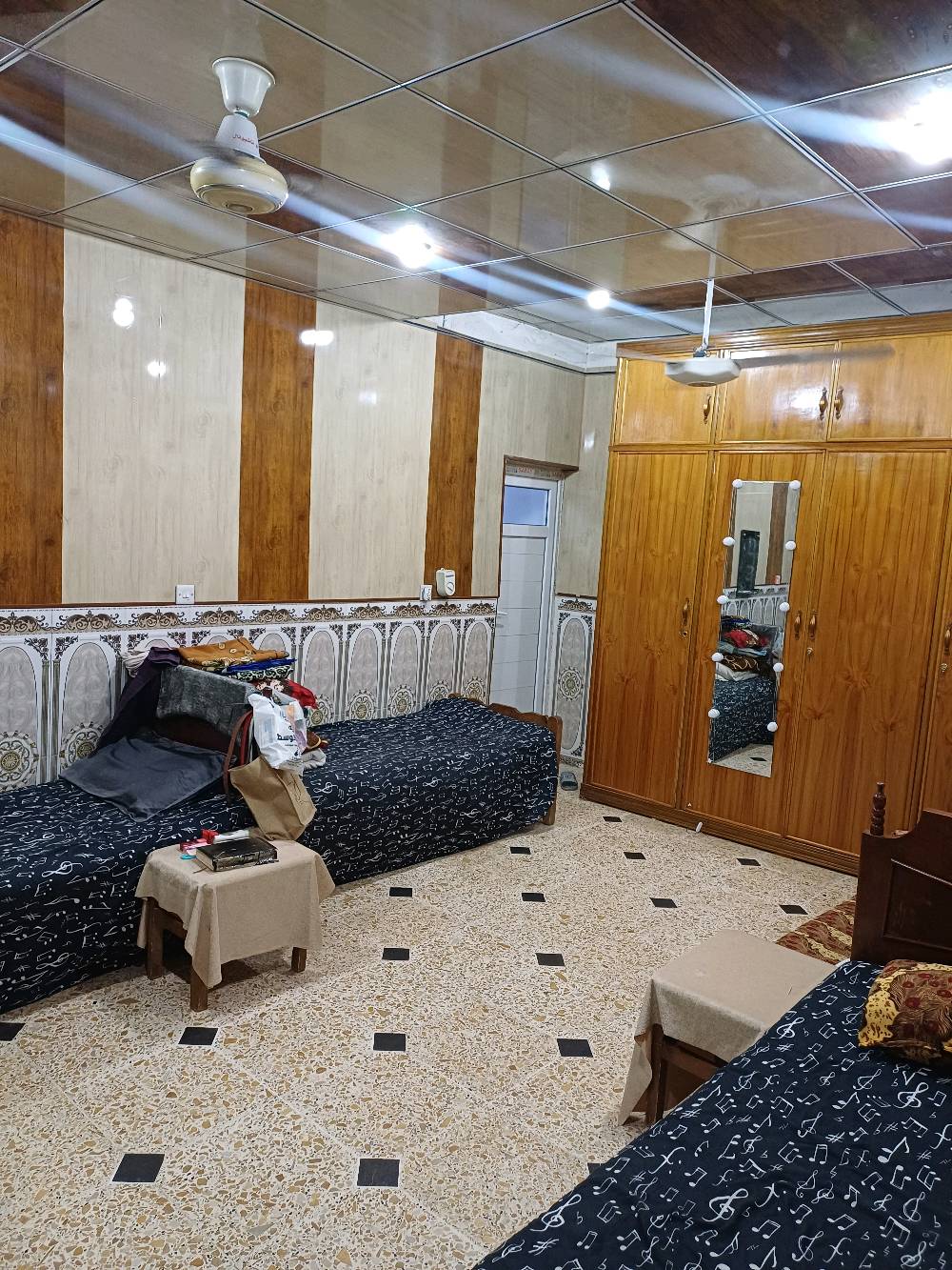 بيت للبيع في حي الهادي قرب مستشفى سامراء العام المساحة بالسند 285 واقع حال   400 وطالع من عنده محل ومشتمل 
السعر:300 وبيه مجال مع الاثاث 
طابو ملك صرف بيه غرفتين وهول وحمامين
للاستفسار: ***********
النزال 21 