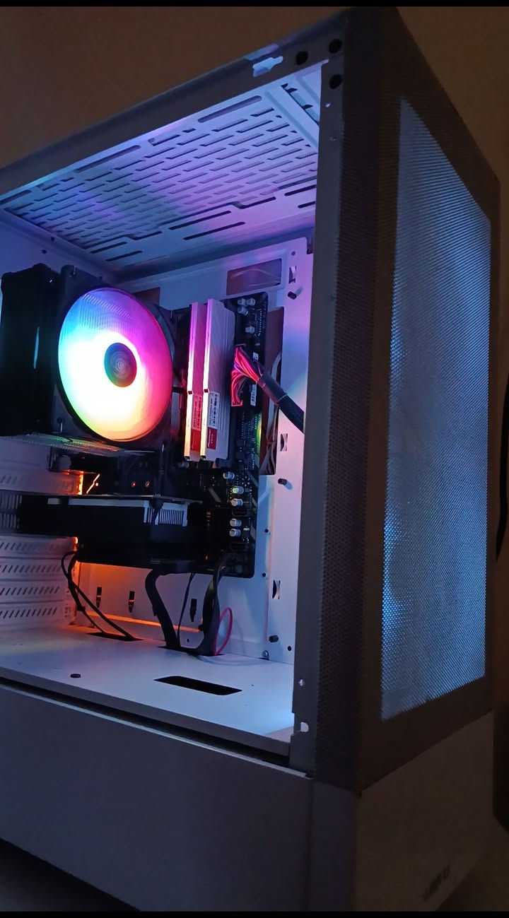 على بركه الله
🔥 للبيع PC Gaming / Workstation بحالة ممتازة 🔥
الجهاز نظيف ومواصفاته قوية ومناسب للألعاب، المونتاج، التصميم والاستخدام اليومي الثقيل.
🖥️ المواصفات:
• CPU: AMD Ryzen 7 3800X
• MB: Gigabyte B450M DS3H
• RAM: 8GB DDR4 3200MHz Crucial Ballistix RGB
• VGA: Gigabyte GTX 1650 4GB OC
• SSD: XG DATA 512GB
• HDD: 1TB Seagate Barracuda 7200RPM
• PSU: Thermaltake Lite Power 550W
• Case: Lian Li Lancool 205 Mesh

💰 السعر: 550,000 دينار
📞 للاستفسار والتواصل
***********

