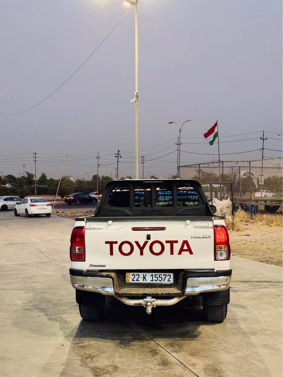 TOYOTA-HILUX-2016
گێڕ عادی و گێڕ و مەکینە بەشەرت سەیارەکە  
دوو بست بۆنیتی بۆیاغە جەمپێکی دواوەی هەیە لایەکی بۆدیەکەی بۆیاغە لایەکەی تری تەحدیلە بەقەد ژێر پیاڵەیەک دەرگای سەکنی بۆیاغی تیایە سەیەرەیەکی جوان و خاوێن و بێ کێشەیە 
*********** أربيل, العراق
