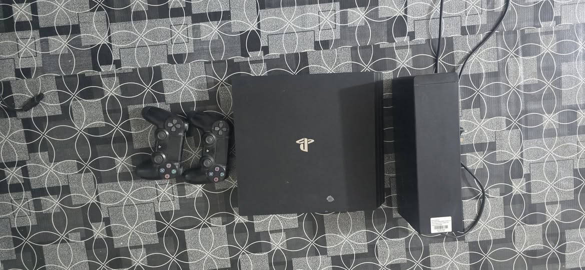 بلي 4 برو مهكر قرص مع متصفح  1تيرا نظام 12.2   مع جوستكات 2 وحدة اصليه والثانية باله مع 13 لعبة
 مع USB   السعر 325    ☎️  ***********

