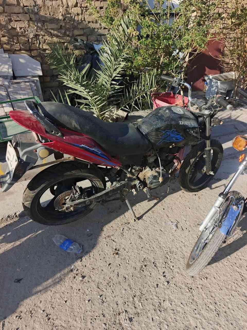 سلام عليكم بونده موديل 15 للبيع الدراجه جنت تاركه وهسه لكيته هيج شكله جانت تشتغل نكرة من عفته بس بقت بالشارع وكار هذا حاله اوراق اصولج جدد وجبتله ضفيره جديده وشديته بس بعدني مامكمل ويرادله سمجه مال الصفحه اليمنه مكسورة واذا تريد تاخذه موجوده وتلحم فافون مكاني كوت الفلاحيه السعر 300 وبيه مجال رقمي ‏‪***********‬‏

