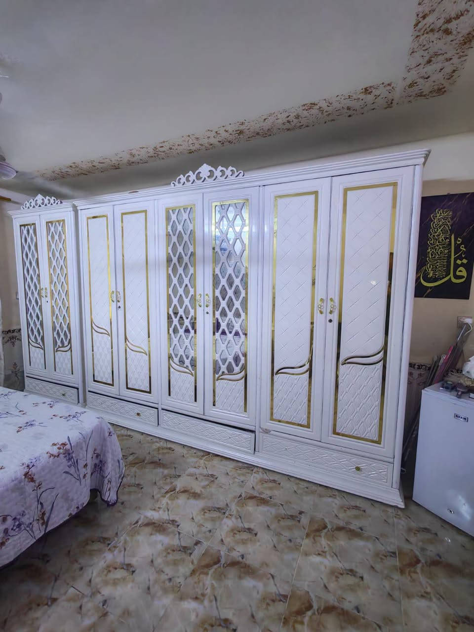 سلام عليكم  غرفه نوم عمل عراقي وتصميم تركي دراجه اولى لسعر ١٥٠٠ وبيها مجال  ***********
